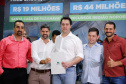 Obras de pavimentação de ruas, construção de praças e de barracão industrial estão entre os projetos que 26 municípios do Noroeste do Paraná farão com apoio do Estado. Os recursos somam R$ 44 milhões e foram confirmados pelo governador Carlos Massa Ratinho Junior nesta quinta-feira (12) durante encontro com os prefeitos, em Paranavaí. No mesmo evento, o governador autorizou recursos para equipamentos e obras na nova unidade da Santa Casa de Paranavaí.