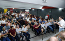 Obras de pavimentação de ruas, construção de praças e de barracão industrial estão entre os projetos que 26 municípios do Noroeste do Paraná farão com apoio do Estado. Os recursos somam R$ 44 milhões e foram confirmados pelo governador Carlos Massa Ratinho Junior nesta quinta-feira (12) durante encontro com os prefeitos, em Paranavaí. No mesmo evento, o governador autorizou recursos para equipamentos e obras na nova unidade da Santa Casa de Paranavaí.