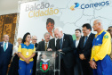 O Governo do Estado firmou nesta segunda-feira (16) um protocolo de intenções com os Correios para implantação, NO Paraná, do programa Balcão do Cidadão. A iniciativa prevê a disponibilização de serviços públicos nas agências dos Correios, que estão em todos os municípios. O termo foi assinado pelo governador Carlos Massa Ratinho Junior e pelo superintendente de Operações dos Correio no Paraná, Paulo Kremer, em cerimônia no Palácio Iguaçu.