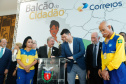 O Governo do Estado firmou nesta segunda-feira (16) um protocolo de intenções com os Correios para implantação, NO Paraná, do programa Balcão do Cidadão. A iniciativa prevê a disponibilização de serviços públicos nas agências dos Correios, que estão em todos os municípios. O termo foi assinado pelo governador Carlos Massa Ratinho Junior e pelo superintendente de Operações dos Correio no Paraná, Paulo Kremer, em cerimônia no Palácio Iguaçu.