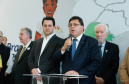 O Governo do Estado firmou nesta segunda-feira (16) um protocolo de intenções com os Correios para implantação, NO Paraná, do programa Balcão do Cidadão. A iniciativa prevê a disponibilização de serviços públicos nas agências dos Correios, que estão em todos os municípios. O termo foi assinado pelo governador Carlos Massa Ratinho Junior e pelo superintendente de Operações dos Correio no Paraná, Paulo Kremer, em cerimônia no Palácio Iguaçu.