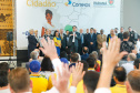 O Governo do Estado firmou nesta segunda-feira (16) um protocolo de intenções com os Correios para implantação, NO Paraná, do programa Balcão do Cidadão. A iniciativa prevê a disponibilização de serviços públicos nas agências dos Correios, que estão em todos os municípios. O termo foi assinado pelo governador Carlos Massa Ratinho Junior e pelo superintendente de Operações dos Correio no Paraná, Paulo Kremer, em cerimônia no Palácio Iguaçu.