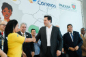O Governo do Estado firmou nesta segunda-feira (16) um protocolo de intenções com os Correios para implantação, NO Paraná, do programa Balcão do Cidadão. A iniciativa prevê a disponibilização de serviços públicos nas agências dos Correios, que estão em todos os municípios. O termo foi assinado pelo governador Carlos Massa Ratinho Junior e pelo superintendente de Operações dos Correio no Paraná, Paulo Kremer, em cerimônia no Palácio Iguaçu.