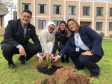 A Escola Estadual Dom Pedro II, na área rural de Campo Largo, na Região Metropolitana de Curitiba, ficará mais arborizada. Na segunda-feira (23), pelo Programa Paraná Mais Verde, de arborização rural e urbana, o controlador-geral do Estado, Raul Siqueira, e a chefe do Núcleo Regional de Educação da Área Metropolitana Sul, Chayane Callegalim Rocha, plantaram uma árvore na instituição de ensino. Foto:Divulgação/CGE