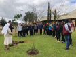 A Escola Estadual Dom Pedro II, na área rural de Campo Largo, na Região Metropolitana de Curitiba, ficará mais arborizada. Na segunda-feira (23), pelo Programa Paraná Mais Verde, de arborização rural e urbana, o controlador-geral do Estado, Raul Siqueira, e a chefe do Núcleo Regional de Educação da Área Metropolitana Sul, Chayane Callegalim Rocha, plantaram uma árvore na instituição de ensino. Foto:Divulgação/CGE