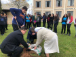 A Escola Estadual Dom Pedro II, na área rural de Campo Largo, na Região Metropolitana de Curitiba, ficará mais arborizada. Na segunda-feira (23), pelo Programa Paraná Mais Verde, de arborização rural e urbana, o controlador-geral do Estado, Raul Siqueira, e a chefe do Núcleo Regional de Educação da Área Metropolitana Sul, Chayane Callegalim Rocha, plantaram uma árvore na instituição de ensino. Foto:Divulgação/CGE