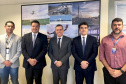 O secretário da Infraestrutura e Logística do Paraná, Sandro Alex, e o diretor-geral do Departamento de Estradas e Rodagem (DER), Fernando Furiatti, estiveram nesta semana no Ministério da Infraestrutura, em Brasília, para tratar de assuntos referentes a importantes obras no Estado. Entre elas, a ampliação da pista do Aeroporto Internacional de Foz do Iguaçu e a duplicação da BR-469, conhecida como Rodovia das Cataratas. Foto: Divulgação/SEIL