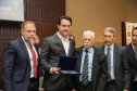 O governador Carlos Massa Ratinho Junior entrega homenagem ao investigador Deonysio Lins  nesta segunda-feira (30), da comemoração do aniversário de 166 anos da Polícia Civil no Paraná na sede da OAB Paraná, em Curitiba .   30/09/2019 - Foto: Geraldo Bubniak/AEN