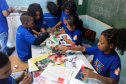 Crianças e adolescentes da Vila Torres, em Curitiba, ganharão um apoio extra para o seu desenvolvimento. O Governo do Estado destina R$ 80,6 mil para a Passos da Criança, uma instituição da localidade que busca promover a colaboração, interação e desenvolvimento mútuo através de vínculos que integram a criança e o adolescente com a família e a comunidade. O repasse foi feito pela Secretaria da Justiça, Família e Trabalho e foi assinado pelo secretário Ney Leprevost.Foto: Divulgação/SEJUF