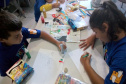 Crianças e adolescentes da Vila Torres, em Curitiba, ganharão um apoio extra para o seu desenvolvimento. O Governo do Estado destina R$ 80,6 mil para a Passos da Criança, uma instituição da localidade que busca promover a colaboração, interação e desenvolvimento mútuo através de vínculos que integram a criança e o adolescente com a família e a comunidade. O repasse foi feito pela Secretaria da Justiça, Família e Trabalho e foi assinado pelo secretário Ney Leprevost.Foto: Divulgação/SEJUF