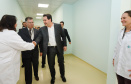 O Hospital de Reabilitação Ana Carolina Moura Xavier (CHR), de Curitiba, recebe dez novos leitos de Unidade de Terapia Intensiva (UTI). O espaço estava fechado há dez anos e foi inaugurado pelo governador Carlos Massa Ratinho Junior nesta terça-feira (1°). O investimento da Secretaria da Saúde na abertura da UTI é de R$ 1,5 milhão.
