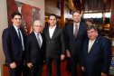 O governador Carlos Massa Ratinho Junior se reuniu nesta terça-feira (08), em Brasília, com a bancada paranaense de deputados federais e senadores para apresentar os projetos que o Governo do Estado considerada prioritários e que podem ser incluídos no orçamento da União, por meio de emendas parlamentares.