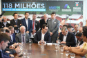O governador Carlos Massa Ratinho Junior confirmou nesta quarta-feira (9) mais 1.494 novas casas populares para moradores de 33 municípios paranaenses. São imóveis financiados, casas repassadas gratuitamente a famílias de baixa renda e condomínios para pessoas idosas. O investimento é de R$ 118 milhões, com recursos do Tesouro Estadual, por meio do programa Habita Paraná, e de financiamento do Banco Interamericano de Desenvolvimento (BID).Foto: José Fernando Ogura/AEN