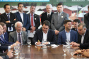 O governador Carlos Massa Ratinho Junior confirmou nesta quarta-feira (9) mais 1.494 novas casas populares para moradores de 33 municípios paranaenses. São imóveis financiados, casas repassadas gratuitamente a famílias de baixa renda e condomínios para pessoas idosas. O investimento é de R$ 118 milhões, com recursos do Tesouro Estadual, por meio do programa Habita Paraná, e de financiamento do Banco Interamericano de Desenvolvimento (BID).Foto: José Fernando Ogura/AEN