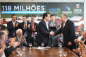 O governador Carlos Massa Ratinho Junior confirmou nesta quarta-feira (9) mais 1.494 novas casas populares para moradores de 33 municípios paranaenses. São imóveis financiados, casas repassadas gratuitamente a famílias de baixa renda e condomínios para pessoas idosas. O investimento é de R$ 118 milhões, com recursos do Tesouro Estadual, por meio do programa Habita Paraná, e de financiamento do Banco Interamericano de Desenvolvimento (BID).Foto: José Fernando Ogura/AEN