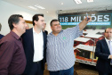 O governador Carlos Massa Ratinho Junior confirmou nesta quarta-feira (9) mais 1.494 novas casas populares para moradores de 33 municípios paranaenses. São imóveis financiados, casas repassadas gratuitamente a famílias de baixa renda e condomínios para pessoas idosas. O investimento é de R$ 118 milhões, com recursos do Tesouro Estadual, por meio do programa Habita Paraná, e de financiamento do Banco Interamericano de Desenvolvimento (BID).