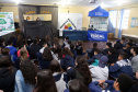 É de pequenino que se torce o pepino. A frase é um chavão e os alunos nem são tão crianças assim. Com idades entre 11 e 12 anos, cerca de 400 alunos da Escola Estadual Nossa Senhora da Salete, de Curitiba, aprenderam de forma lúdica sobre a função social dos impostos e por que eles são importantes no exercício da cidadania..Foto Gilson Abreu/AEN