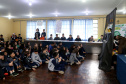 É de pequenino que se torce o pepino. A frase é um chavão e os alunos nem são tão crianças assim. Com idades entre 11 e 12 anos, cerca de 400 alunos da Escola Estadual Nossa Senhora da Salete, de Curitiba, aprenderam de forma lúdica sobre a função social dos impostos e por que eles são importantes no exercício da cidadania..Foto Gilson Abreu/AEN