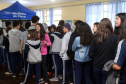 É de pequenino que se torce o pepino. A frase é um chavão e os alunos nem são tão crianças assim. Com idades entre 11 e 12 anos, cerca de 400 alunos da Escola Estadual Nossa Senhora da Salete, de Curitiba, aprenderam de forma lúdica sobre a função social dos impostos e por que eles são importantes no exercício da cidadania..Foto Gilson Abreu/AEN