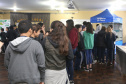 É de pequenino que se torce o pepino. A frase é um chavão e os alunos nem são tão crianças assim. Com idades entre 11 e 12 anos, cerca de 400 alunos da Escola Estadual Nossa Senhora da Salete, de Curitiba, aprenderam de forma lúdica sobre a função social dos impostos e por que eles são importantes no exercício da cidadania..Foto Gilson Abreu/AEN