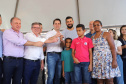 O governador Carlos Massa Ratinho Junior repassou nesta sexta-feira (11), em Nova Esperança, as chaves de moradias populares para 133 famílias do município. Presentes: prefeito de Nova Esperança, Moacir Olivatti, secretários: da Saúde, Beto Preto; de Desenvolvimento Urbano, João Carlos Ortega; presidente da Cohapar, Jorge Lange; entre outros.Nova Esperança, 11-10-19.Foto: Arnaldo Alves / AEN.