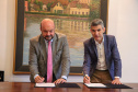 O presidente da Coordenação da Região Metropolitana de Curitiba (Comec) Gilson Santos e o reitor da Universidade Federal do Paraná, Ricardo Marcelo Fonseca, assinaram nesta sexta-feira (11/01) um termo de cooperação técnica entre Comec e UFPR com a intenção de promover ações que contribuam para o desenvolvimento sustentável da Região Metropolitana de Curitiba.

Foto: Divulgação/Comec