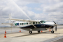 Dois potentes jatos de água batizaram simbolicamente as primeiras aeronaves que partiram com voos de Curitiba para o Interior do Estado inaugurando oficialmente, nesta terça-feira (22), o programa Voe Paraná. O governador Carlos Massa Ratinho Junior acompanhou a estreia no Aeroporto Afonso Pena, em São José dos Pinhais, recepcionando os primeiros passageiros com destino ao Interior do Estado.