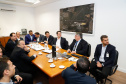 Dois potentes jatos de água batizaram simbolicamente as primeiras aeronaves que partiram com voos de Curitiba para o Interior do Estado inaugurando oficialmente, nesta terça-feira (22), o programa Voe Paraná. O governador Carlos Massa Ratinho Junior acompanhou a estreia no Aeroporto Afonso Pena, em São José dos Pinhais, recepcionando os primeiros passageiros com destino ao Interior do Estado.