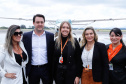 Dois potentes jatos de água batizaram simbolicamente as primeiras aeronaves que partiram com voos de Curitiba para o Interior do Estado inaugurando oficialmente, nesta terça-feira (22), o programa Voe Paraná. O governador Carlos Massa Ratinho Junior acompanhou a estreia no Aeroporto Afonso Pena, em São José dos Pinhais, recepcionando os primeiros passageiros com destino ao Interior do Estado.