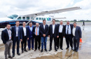 Dois potentes jatos de água batizaram simbolicamente as primeiras aeronaves que partiram com voos de Curitiba para o Interior do Estado inaugurando oficialmente, nesta terça-feira (22), o programa Voe Paraná. O governador Carlos Massa Ratinho Junior acompanhou a estreia no Aeroporto Afonso Pena, em São José dos Pinhais, recepcionando os primeiros passageiros com destino ao Interior do Estado.