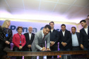  O governador Carlos Massa Ratinho Junior, acompanhado do prefeito Marcelo Rangel, do vice-governador Darci Piana e de diversas autoridades, assinou o decreto que transfere temporariamente a sede do governo estadual para o município. A iniciativa coincide com a Feira Paraná, que acontece de 18 a 27 de outubro.Foto:Jaelson Lucas / AEN