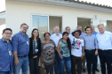 Setenta e cinco famílias de Palmas, no Sudoeste do Estado, receberam nesta quinta-feira (24) as chaves da casa própria. A partir de agora, elas são as moradoras do Residencial Bom Pastor II, empreendimento executado com R$ 5,3 milhões de investimentos do Governo do Estado, Governo Federal e prefeitura.

O vice-governador Darci Piana inaugurou o residencial e reafirmou o compromisso da gestão estadual com os projetos de habitação popular. Foto: Guilherme Santos / Cohapar