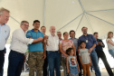 Setenta e cinco famílias de Palmas, no Sudoeste do Estado, receberam nesta quinta-feira (24) as chaves da casa própria. A partir de agora, elas são as moradoras do Residencial Bom Pastor II, empreendimento executado com R$ 5,3 milhões de investimentos do Governo do Estado, Governo Federal e prefeitura.

O vice-governador Darci Piana inaugurou o residencial e reafirmou o compromisso da gestão estadual com os projetos de habitação popular. Foto: Guilherme Santos / Cohapar