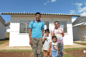 Setenta e cinco famílias de Palmas, no Sudoeste do Estado, receberam nesta quinta-feira (24) as chaves da casa própria. A partir de agora, elas são as moradoras do Residencial Bom Pastor II, empreendimento executado com R$ 5,3 milhões de investimentos do Governo do Estado, Governo Federal e prefeitura.

O vice-governador Darci Piana inaugurou o residencial e reafirmou o compromisso da gestão estadual com os projetos de habitação popular. Foto: Guilherme Santos / Cohapar