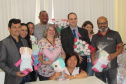 Crianças internadas na ala pediátrica do Hospital Universitário Oeste do Paraná (Huop), em Cascavel, tiveram um dia diferente nesta quinta-feira (24). Elas foram presenteadas com 60 bonecos coloridos de tecido e 60, rosas do mesmo material, produzidos por presos da Penitenciária Industrial do município, com o apoio do Conselho da Comunidade. Mulheres que estão em tratamento para combater o câncer de mama receberam 30 almofadas em formato de coração. Foto: Divulgação/Depen