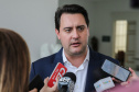 O governador Carlos Massa Ratinho Junior e o presidente da Caixa Econômica Federal, Pedro Guimarães, discutiram nesta segunda-feira (28) a possibilidade do Paraná acessar uma linha de crédito para investimentos em saneamento, infraestrutura e desenvolvimento urbano. Foto: Geraldo Bubniak/AEN