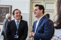 O governador Carlos Massa Ratinho Junior e o presidente da Caixa Econômica Federal, Pedro Guimarães, discutiram nesta segunda-feira (28) a possibilidade do Paraná acessar uma linha de crédito para investimentos em saneamento, infraestrutura e desenvolvimento urbano. Foto: Geraldo Bubniak/AEN