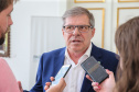 O governador Carlos Massa Ratinho Junior e o presidente da Caixa Econômica Federal, Pedro Guimarães, discutiram nesta segunda-feira (28) a possibilidade do Paraná acessar uma linha de crédito para investimentos em saneamento, infraestrutura e desenvolvimento urbano. Foto: Geraldo Bubniak/AEN