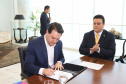 O governador Carlos Massa Ratinho Junior, sanciona a lei que cria o Fundo Estadual de Combate a Corrupção. Participaram: controlador geral do Estado, Raul Siqueira; secretário chefe da Casa Civil, Guto Silva; líder do Governo na Assembleia Legislativa, deputado Hussein Bakri; representante da Transparência Internacional, Bruno Brandão; entre outros.Curitiba, 30-10-19.Foto: Arnaldo Alves / AEN.