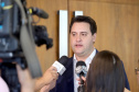 O governador Carlos Massa Ratinho Junior, sanciona a lei que cria o Fundo Estadual de Combate a Corrupção. Participaram: controlador geral do Estado, Raul Siqueira; secretário chefe da Casa Civil, Guto Silva; líder do Governo na Assembleia Legislativa, deputado Hussein Bakri; representante da Transparência Internacional, Bruno Brandão; entre outros.Curitiba, 30-10-19.Foto: Arnaldo Alves / AEN.