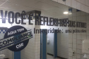 Nesta quarta-feira (31), dia em que a Controladoria-Geral do Estado (CGE) completou seis anos, servidores distribuíram panfletos com informações sobre o serviço de Ouvidoria, Portal da Transparência e o Programa de Compliance. Na barraca montada na Boca Maldita, no Centro de Curitiba, o cidadão pôde registrar reclamações, denúncias e outras manifestações, além de tirar dúvidas sobre o papel da CGE para o desenvolvimento do Paraná. Foto: Divulgação/CGE