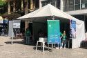 Nesta quarta-feira (31), dia em que a Controladoria-Geral do Estado (CGE) completou seis anos, servidores distribuíram panfletos com informações sobre o serviço de Ouvidoria, Portal da Transparência e o Programa de Compliance. Na barraca montada na Boca Maldita, no Centro de Curitiba, o cidadão pôde registrar reclamações, denúncias e outras manifestações, além de tirar dúvidas sobre o papel da CGE para o desenvolvimento do Paraná. Foto: Divulgação/CGE