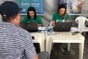 Nesta quarta-feira (31), dia em que a Controladoria-Geral do Estado (CGE) completou seis anos, servidores distribuíram panfletos com informações sobre o serviço de Ouvidoria, Portal da Transparência e o Programa de Compliance. Na barraca montada na Boca Maldita, no Centro de Curitiba, o cidadão pôde registrar reclamações, denúncias e outras manifestações, além de tirar dúvidas sobre o papel da CGE para o desenvolvimento do Paraná. Foto: Divulgação/CGE