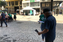Nesta quarta-feira (31), dia em que a Controladoria-Geral do Estado (CGE) completou seis anos, servidores distribuíram panfletos com informações sobre o serviço de Ouvidoria, Portal da Transparência e o Programa de Compliance. Na barraca montada na Boca Maldita, no Centro de Curitiba, o cidadão pôde registrar reclamações, denúncias e outras manifestações, além de tirar dúvidas sobre o papel da CGE para o desenvolvimento do Paraná. Foto: Divulgação/CGE