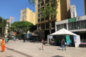 Nesta quarta-feira (31), dia em que a Controladoria-Geral do Estado (CGE) completou seis anos, servidores distribuíram panfletos com informações sobre o serviço de Ouvidoria, Portal da Transparência e o Programa de Compliance. Na barraca montada na Boca Maldita, no Centro de Curitiba, o cidadão pôde registrar reclamações, denúncias e outras manifestações, além de tirar dúvidas sobre o papel da CGE para o desenvolvimento do Paraná. Foto: Divulgação/CGE