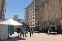 Nesta quarta-feira (31), dia em que a Controladoria-Geral do Estado (CGE) completou seis anos, servidores distribuíram panfletos com informações sobre o serviço de Ouvidoria, Portal da Transparência e o Programa de Compliance. Na barraca montada na Boca Maldita, no Centro de Curitiba, o cidadão pôde registrar reclamações, denúncias e outras manifestações, além de tirar dúvidas sobre o papel da CGE para o desenvolvimento do Paraná. Foto: Divulgação/CGE