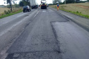 A PR-092, entre Jaguariaíva, passando por Arapoti, ambas no Centro-Oeste, até Wenceslau Braz, no Norte Pioneiro, passa por serviços de remendos e de microrrevestimento asfáltico.  Foto: Divulgação/DER