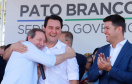 O governador Carlos Massa Ratinho Junior assinou na manhã desta terça-feira (12) a transferência da sede do Governo do Paraná para Pato Branco, polo do Sudoeste do Paraná. A cidade é a capital administrativa do Estado até esta quarta-feira (13). As atividades do Poder Executivo acontecem em paralelo à IV Feira de Ciência, Tecnologia e Inovação – Inventum. O ato aconteceu no espaço Casa do Prefeito, dentro do Parque de Exposições do município.