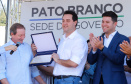 O governador Carlos Massa Ratinho Junior assinou na manhã desta terça-feira (12) a transferência da sede do Governo do Paraná para Pato Branco, polo do Sudoeste do Paraná. A cidade é a capital administrativa do Estado até esta quarta-feira (13). As atividades do Poder Executivo acontecem em paralelo à IV Feira de Ciência, Tecnologia e Inovação – Inventum. O ato aconteceu no espaço Casa do Prefeito, dentro do Parque de Exposições do município.