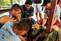 Pescadores fazem curso de mecânica de embarcações. Fotos de Pierpaolo Nota/ Portos do Paraná 